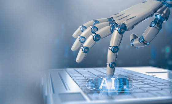 robothånd taster på tastatur med skriften AI